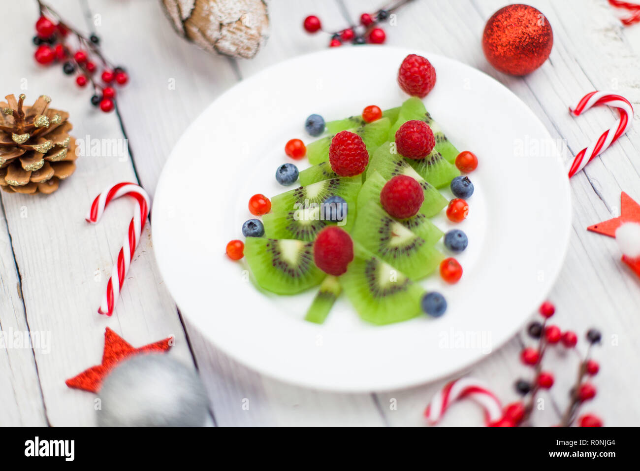 Kiwi Weihnachtsbaum - Spaß essen Idee für Kinder Partei oder Frühstück Stockfoto