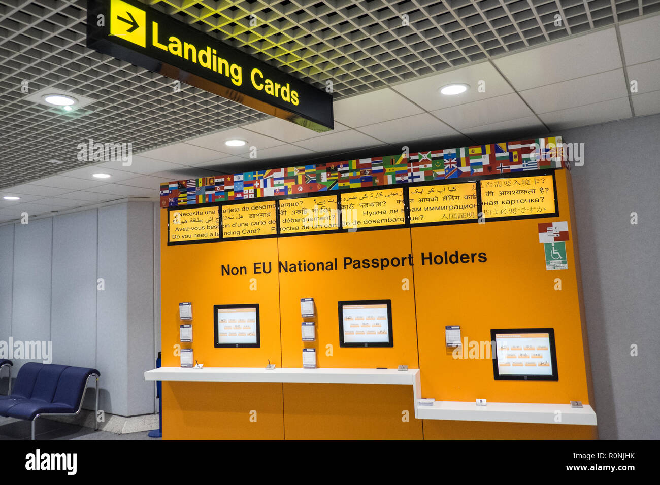 UK Border auf dem Flughafen Manchester, Landung, Karten, Einwanderung, Prüfen, für, nicht, EU, Passagiere, Reisende, Touristen, England, Europa, Europäischen, Stockfoto