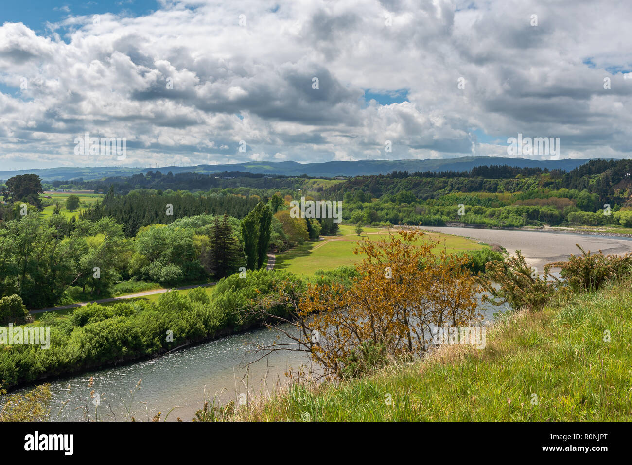Manawatu River durch die üppige Landschaft in Palmerston North, Neuseeland fließende Stockfoto