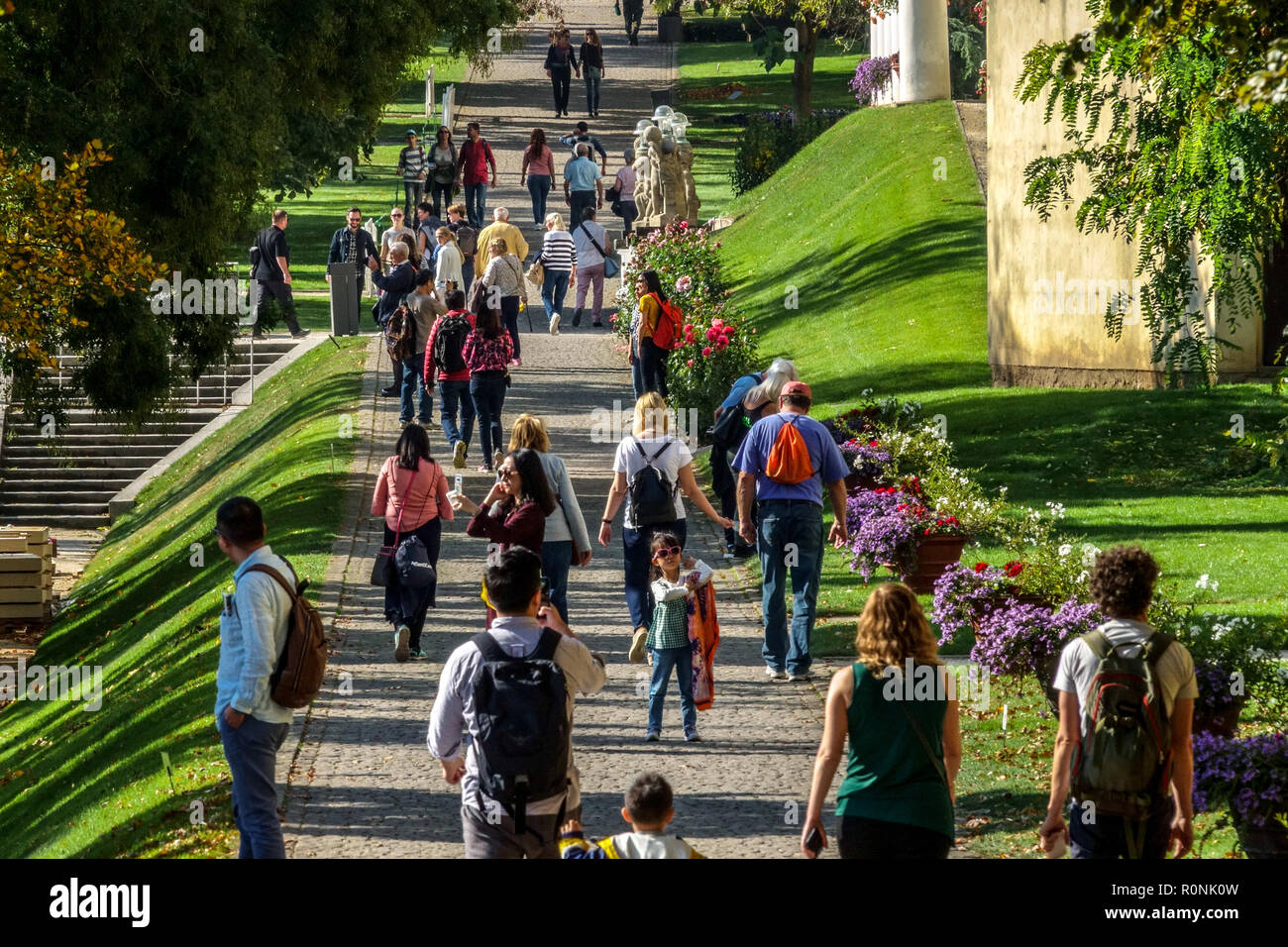Prager Gärten Na Valech, Prager Schlosspark Menschenmassen, Prager Touristen spazieren durch den Park Schloss Prager Leute Spaziergänge Komplex Tourismus Stockfoto