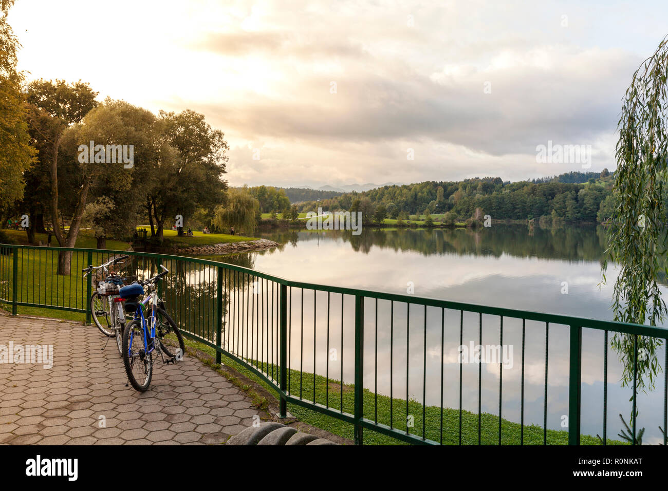 Terrasse am Ufer des Sees mit zwei abgestellte Fahrräder Stockfoto