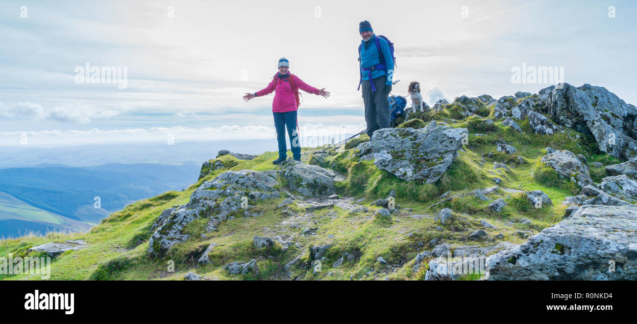 Zwei Personen stehen auf dem Gipfel des Cadair Idris in Snowdonia National Park, Wales, Großbritannien Stockfoto
