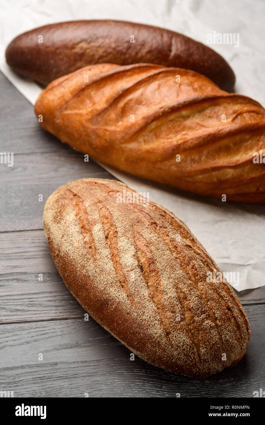 Auswahl an Brot auf dem Tisch Stockfoto