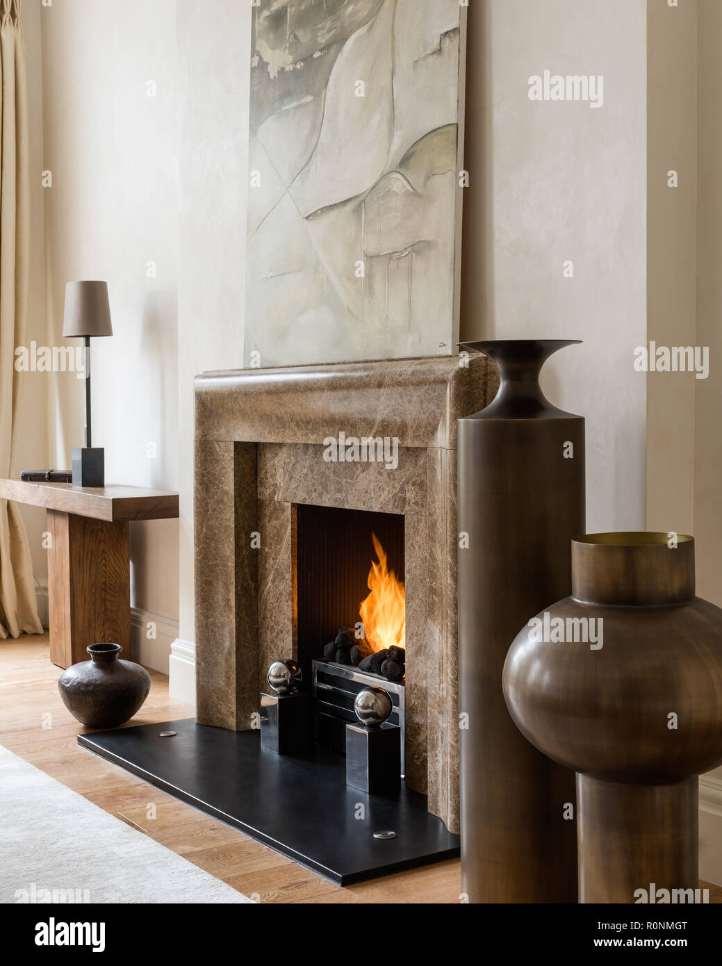 Lit Feuer mit Skulpturen Stockfoto