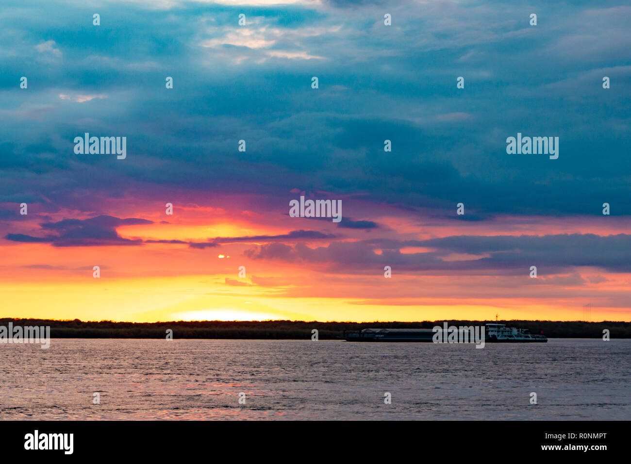 Sonnenuntergang am Ufer des Amur in Chabarowsk. Russland. Stockfoto