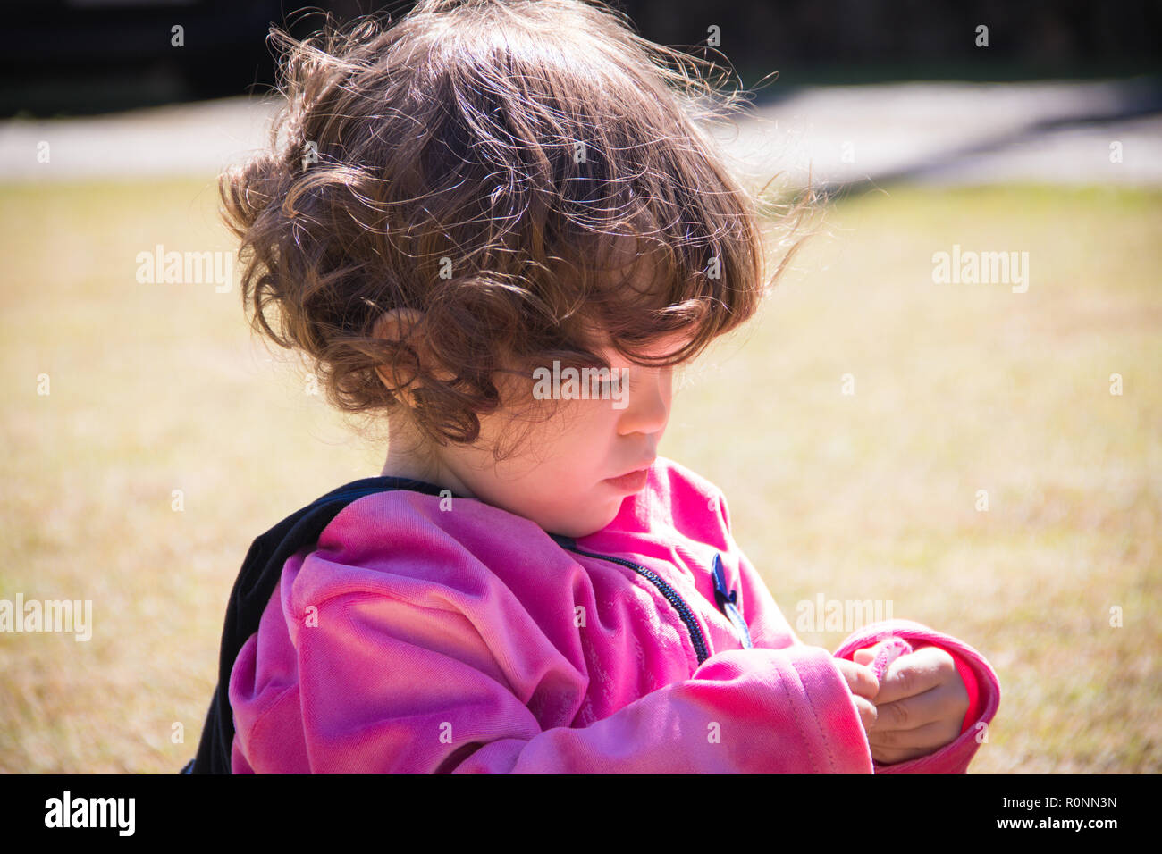 Porträt eines Mädchens in einem Park spielte mit ihren Socken Stockfoto