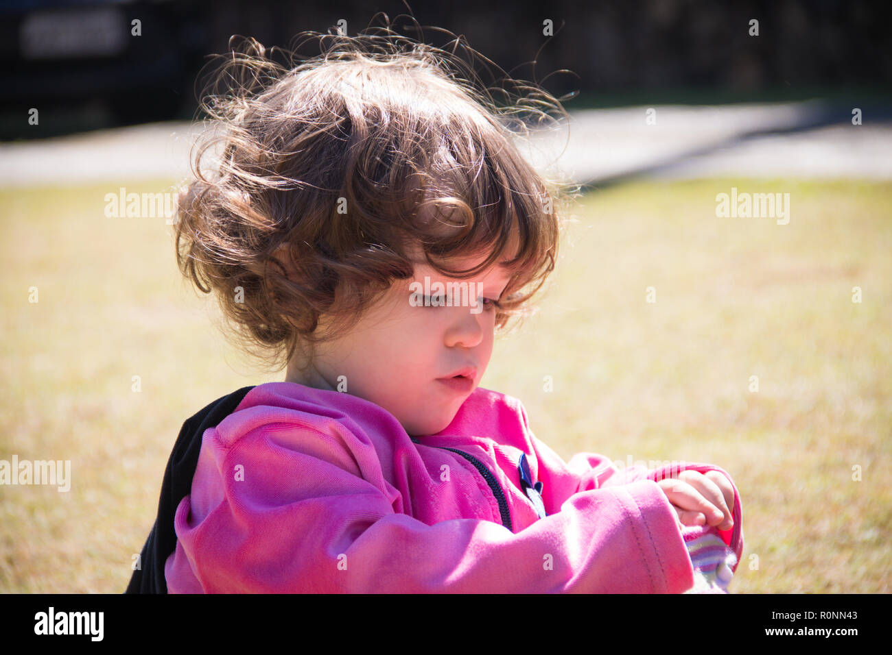 Porträt eines Mädchens in einem Park spielte mit ihren Socken Stockfoto
