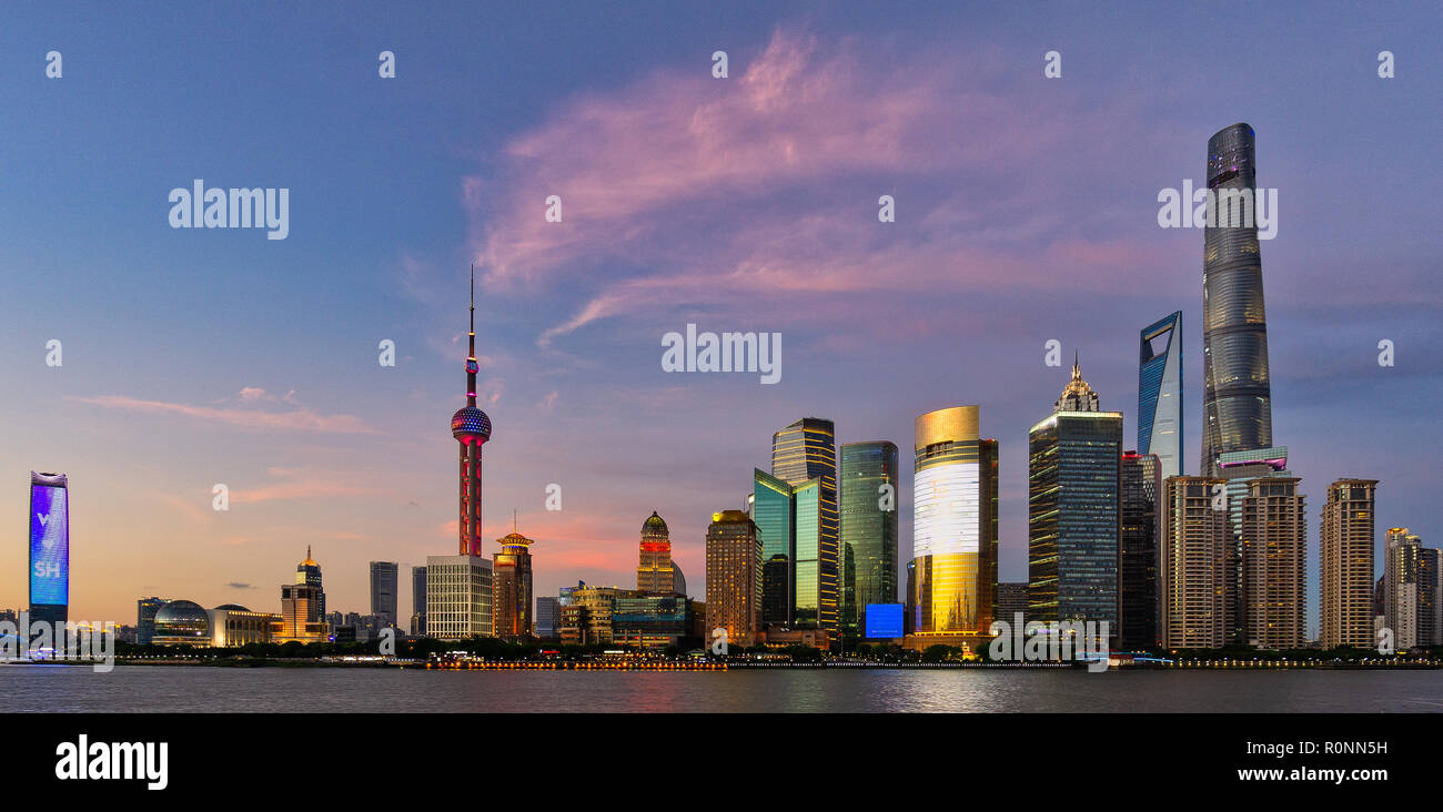 Skyline der Stadt bei Sonnenuntergang, Shanghai, China Stockfoto