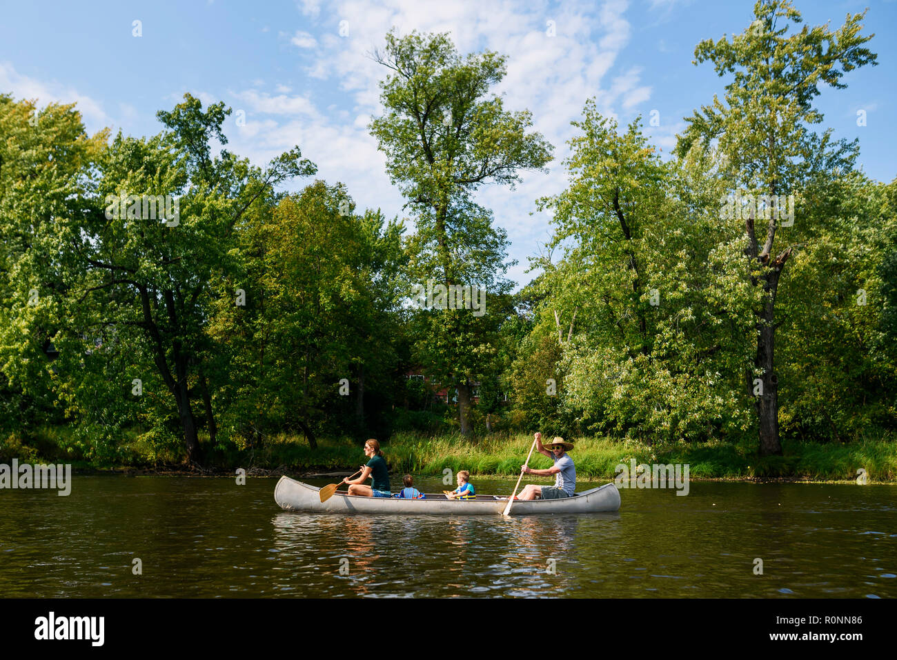 Familie mit zwei Kindern, Kanusport, Vereinigte Staaten Stockfoto