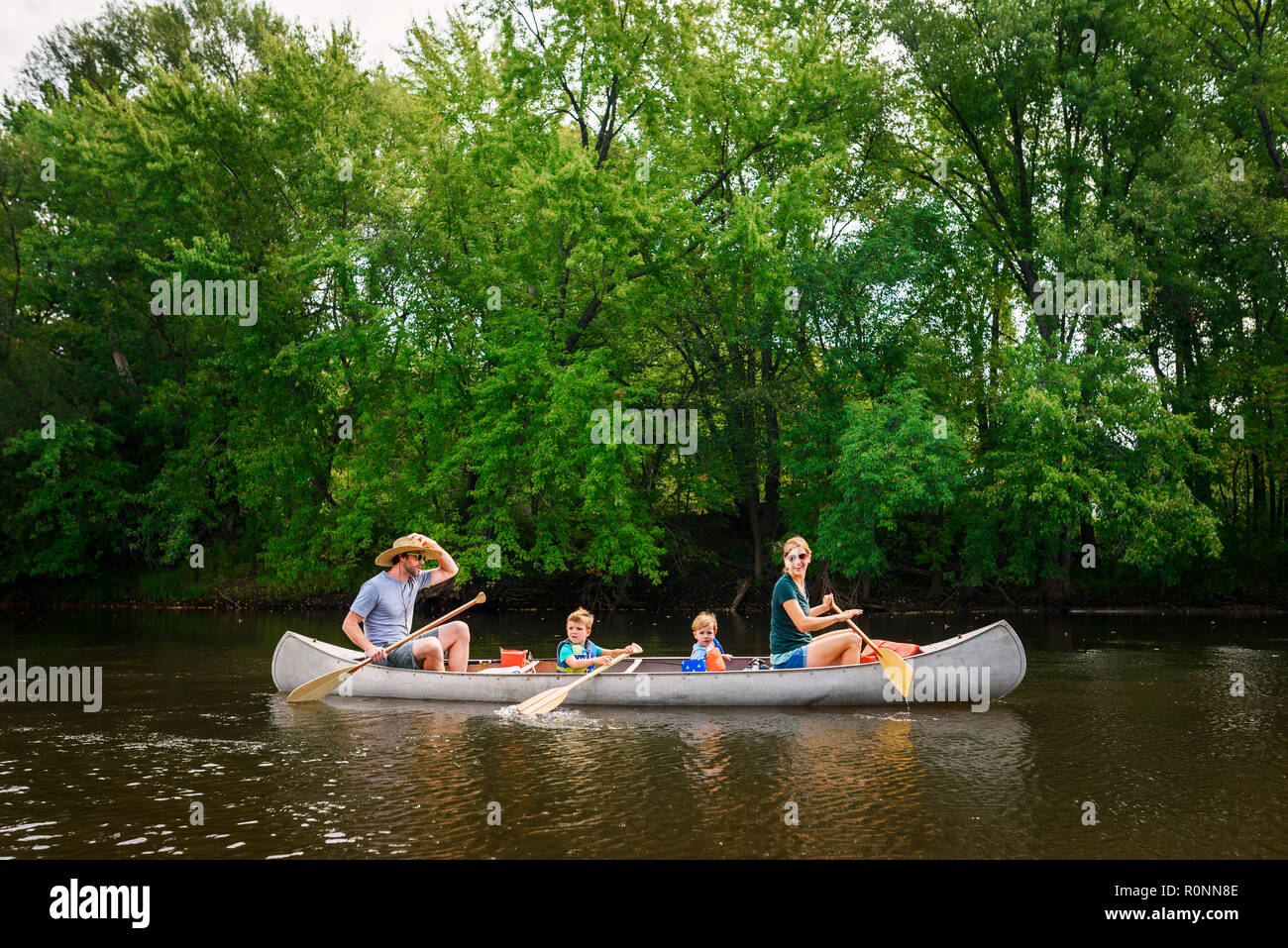 Familie mit zwei Kindern, Kanusport, Vereinigte Staaten Stockfoto