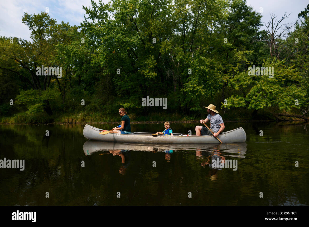 Familie mit einem Kind Kanu fahren auf einem Fluss, United States Stockfoto