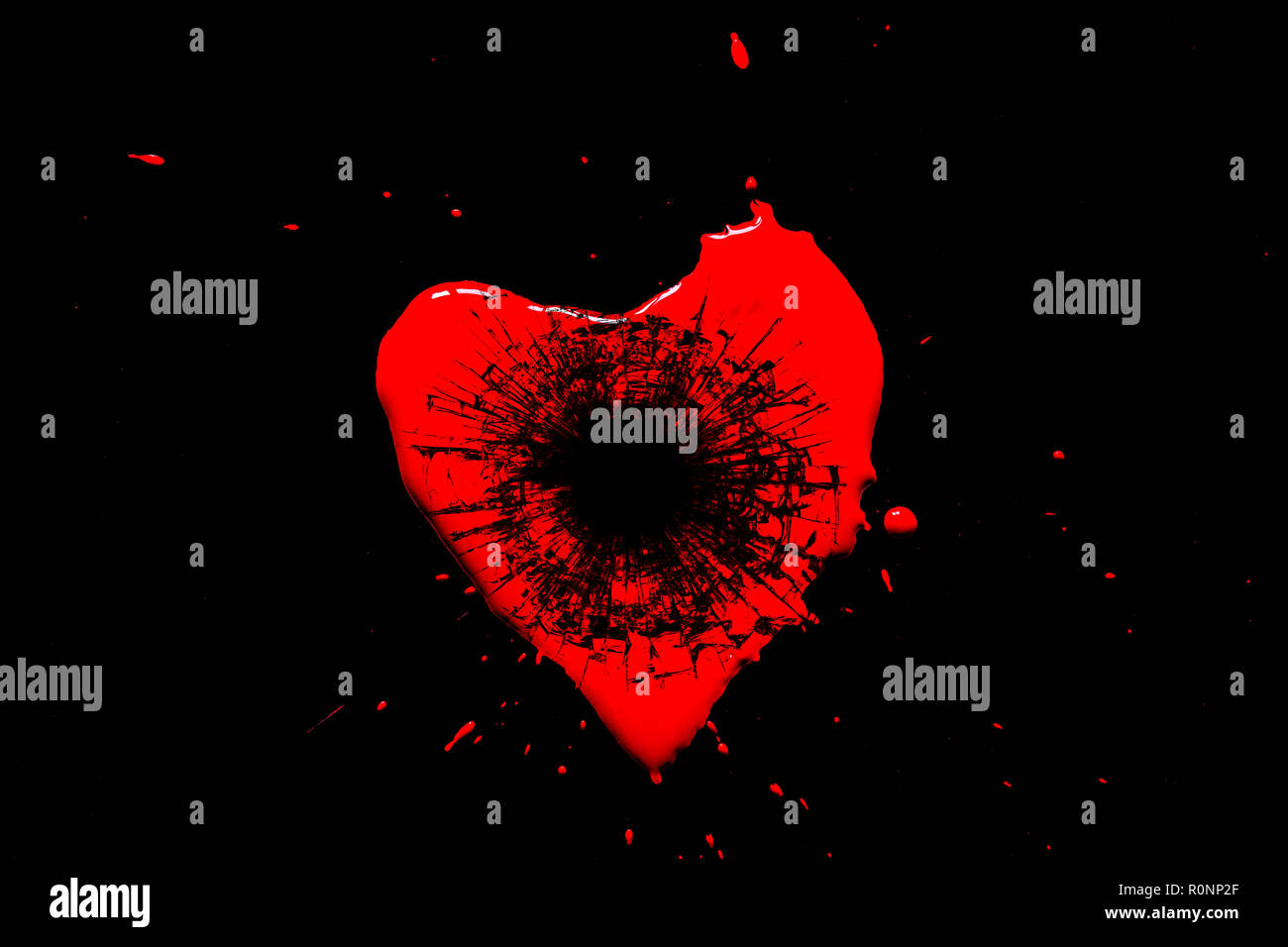 Rotes Herz Symbol In Kleine Splitter Von Einem Schuss Aus Einer Pistole Mit Einem Loch Von Einer Kugel Auf Einem Schwarzen Hintergrund Isoliert Gebrochen Allegorie Des Stockfotografie Alamy