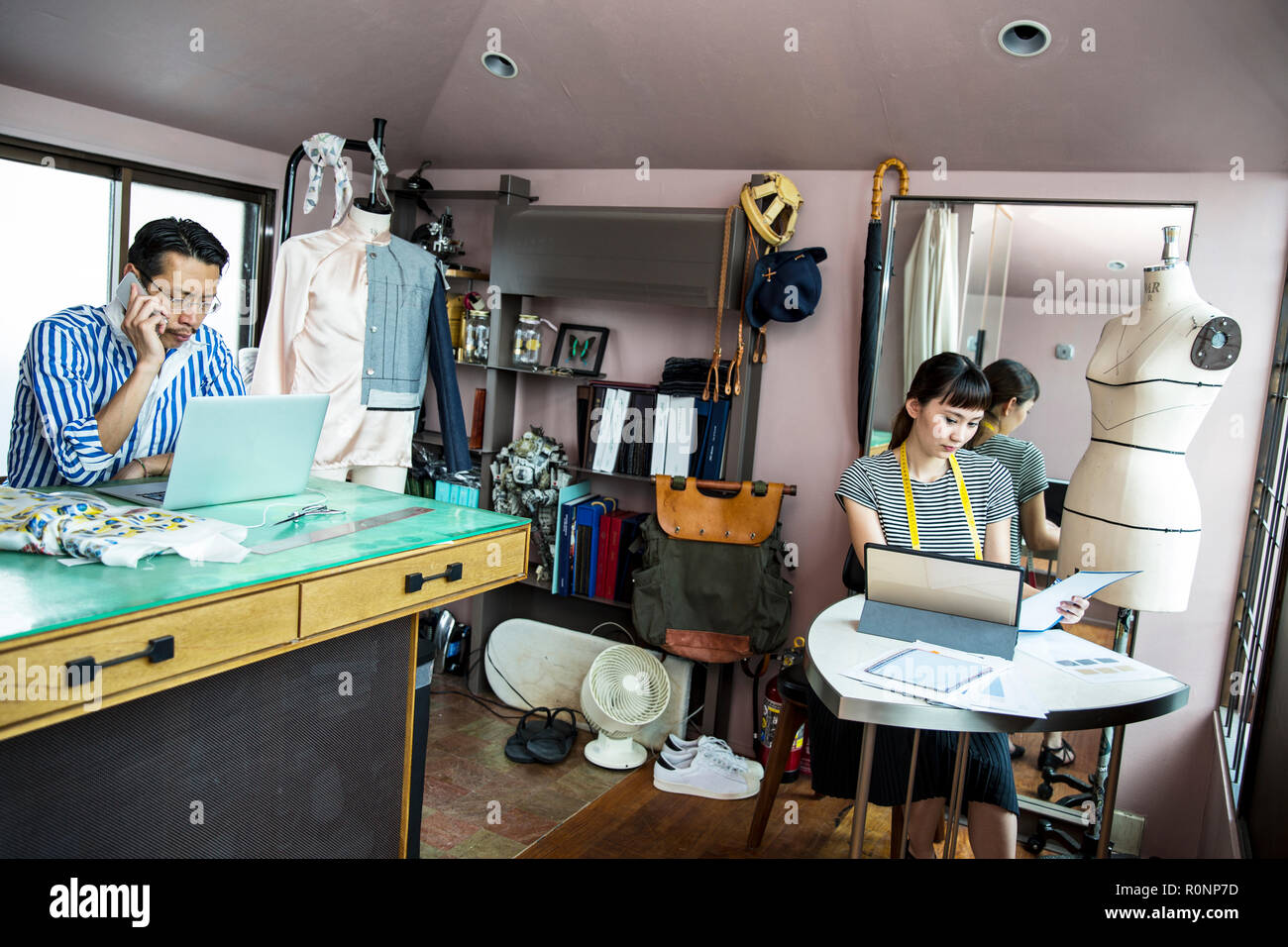 Japanische männliche und weibliche Mode Designer in einem Studio. Stockfoto