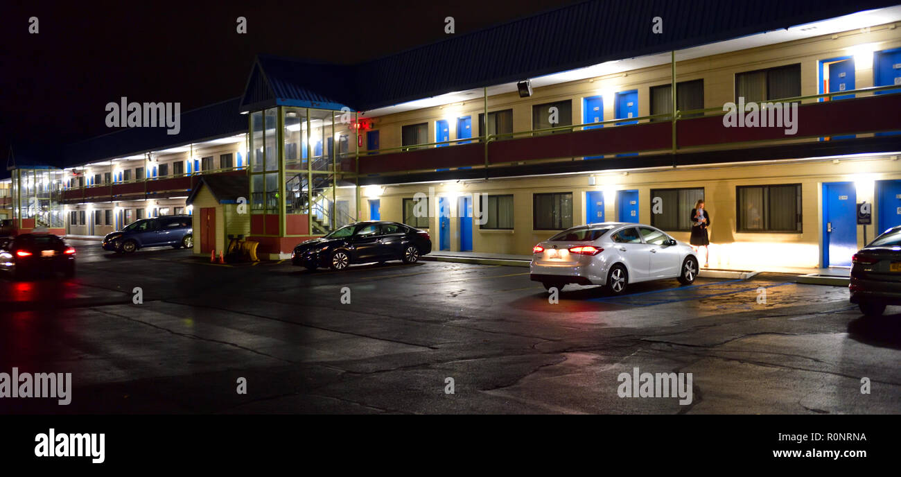 Nacht der langen Reihe von Zimmer im Travelodge Motel, Natick, Massachusetts, USA Stockfoto