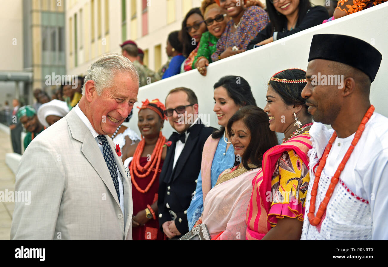 Der Prinz von Wales trifft die Mitarbeiterinnen und Mitarbeiter des Hohen Kommissars Residence in Nigeria, am Tag 7 Ihrer Reise nach Westafrika. Stockfoto