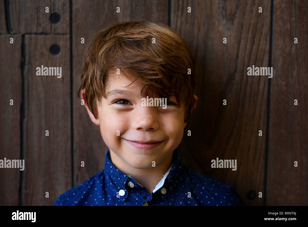 Porträt eines lächelnden Jungen mit Sommersprossen Stockfoto