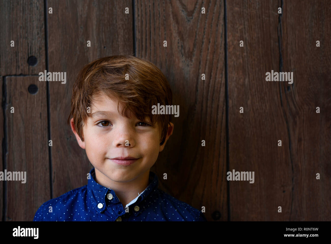Porträt eines lächelnden Jungen mit Sommersprossen Stockfoto