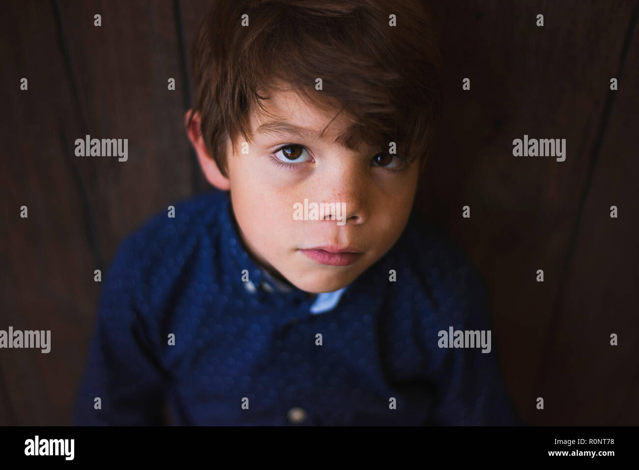 Porträt der traurige Junge mit den Sommersprossen Stockfoto