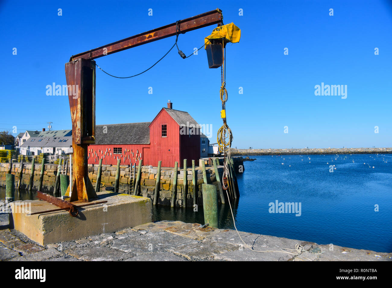 Motiv Nr. 1, durch einen Flaschenzug am Rockport Massachusetts dock gesehen. Diese rote Shack ist die lackiert (Künstler) Angeln shack in Amerika (5 von 7) Stockfoto