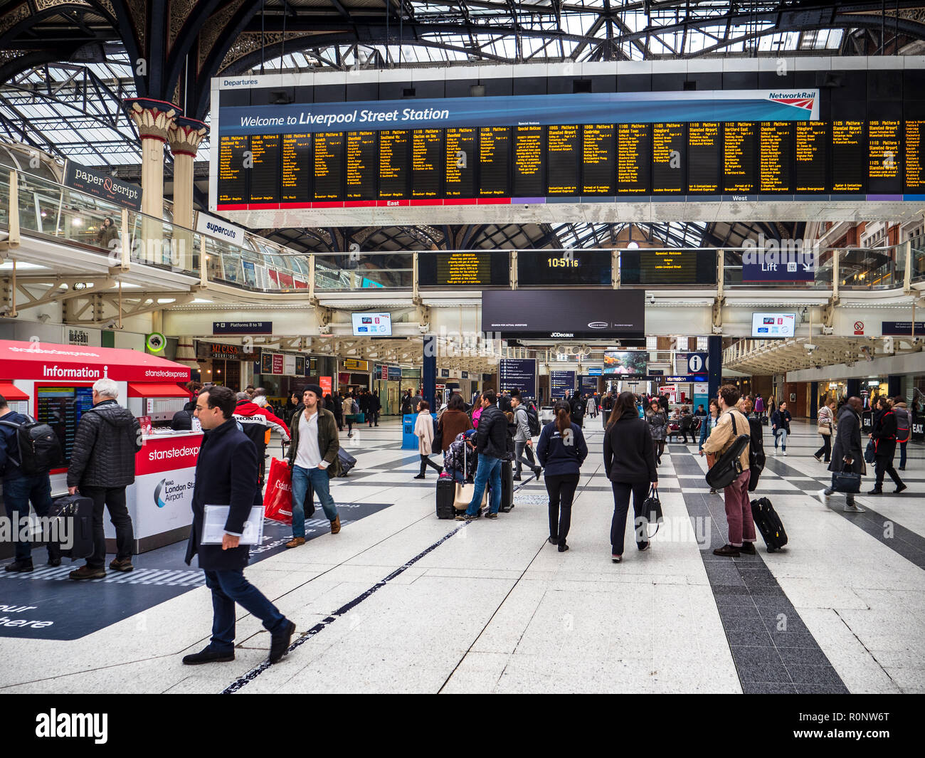Liverpool Street Hauptbahnhof London - Hauptverkehrskarten und Abfahrtsbretter Stockfoto