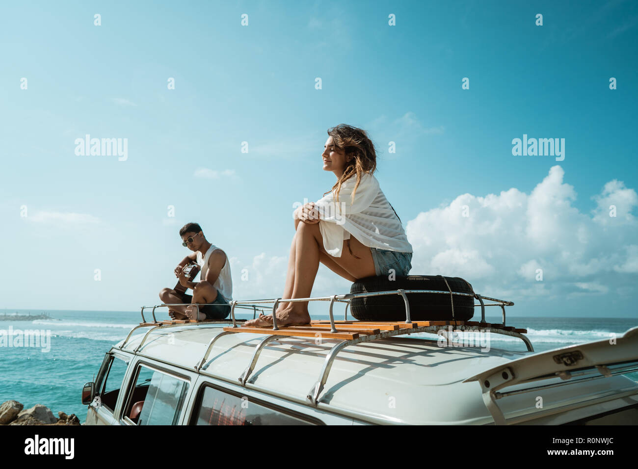 Junge Leute auf dem Dach des im Retrostil minivan Zeit toget Stockfoto