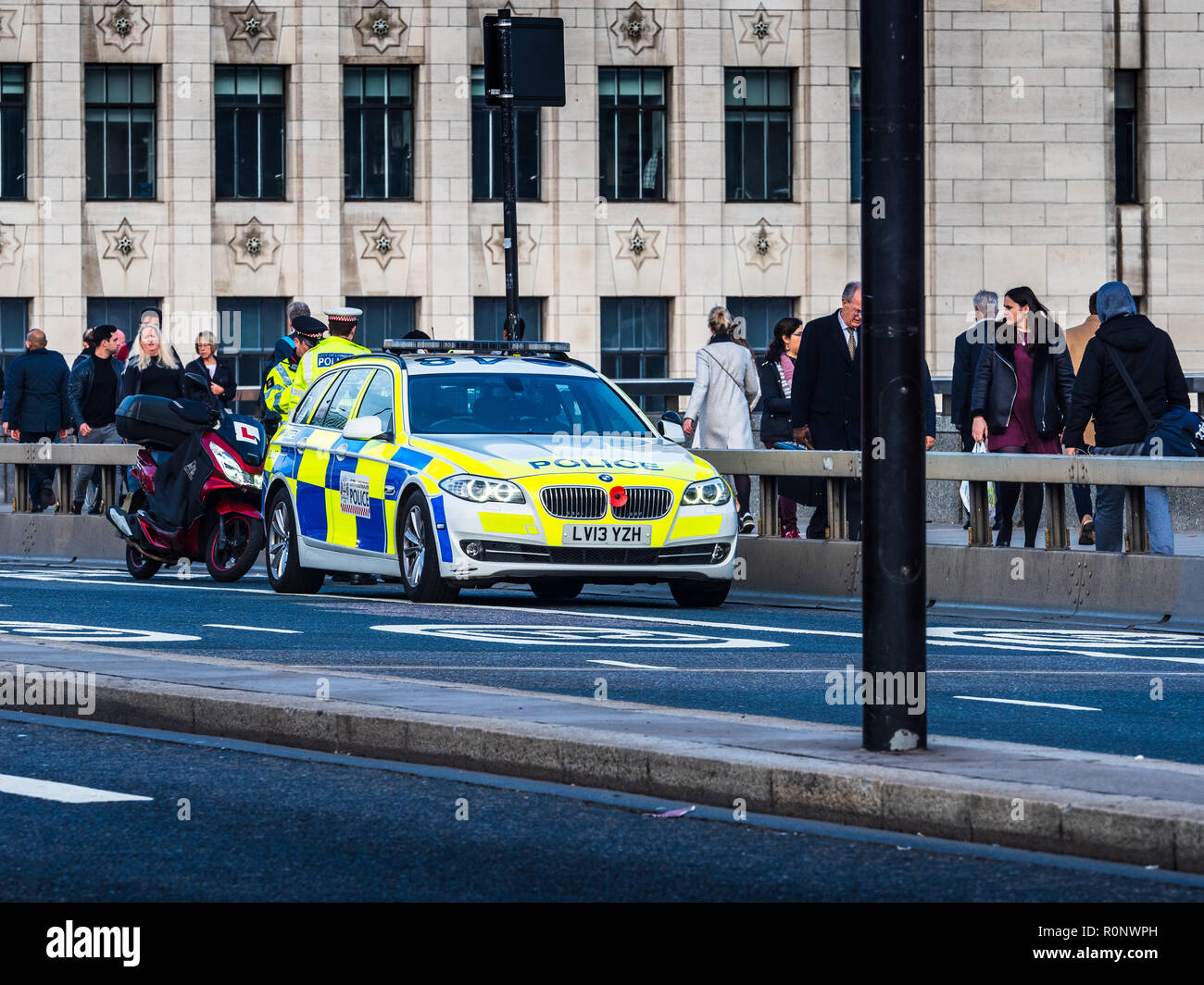 London Metropolitan Police Stop-Met Polizei Fahrzeug Kontrolle der London Bridge. Stockfoto