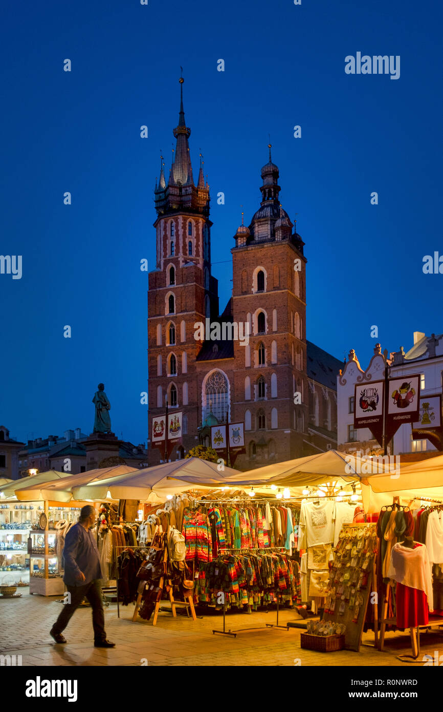 Markt unter der St. Mary Basilika, Krakau, Polen Stockfoto