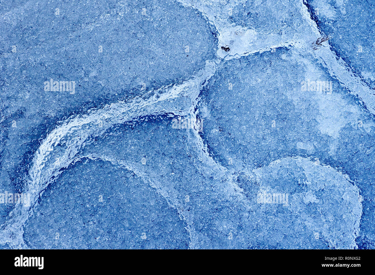 Abstrakte schoss der Muster in einem gefrorenen Pfütze erstellt, das Eis in teilweise aufgetaut und wieder eingefroren mehrmals. Stockfoto