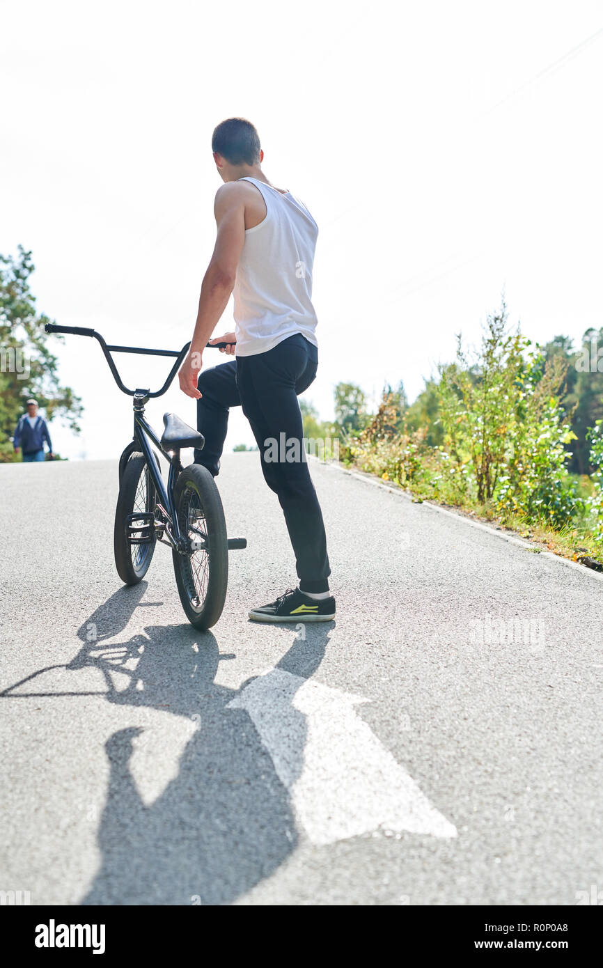 BMX-Rider auf dem Hügel Stockfoto