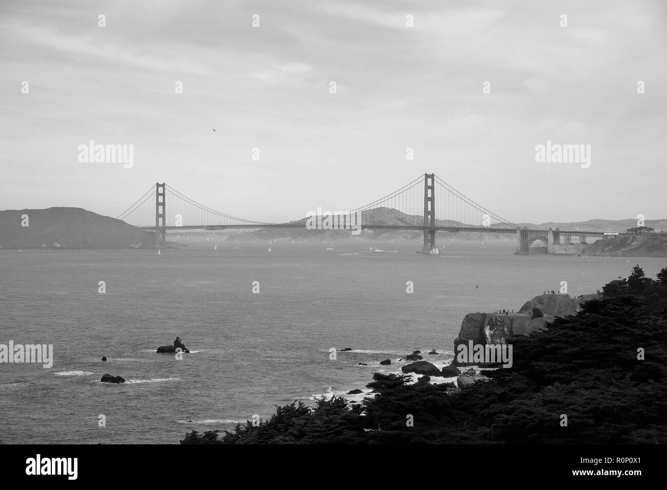 Blick auf die Golden Gate Bridge aus Point Lobos/Lands End in der Nähe von Ocean Beach in San Francisco, Kalifornien, USA. Stockfoto
