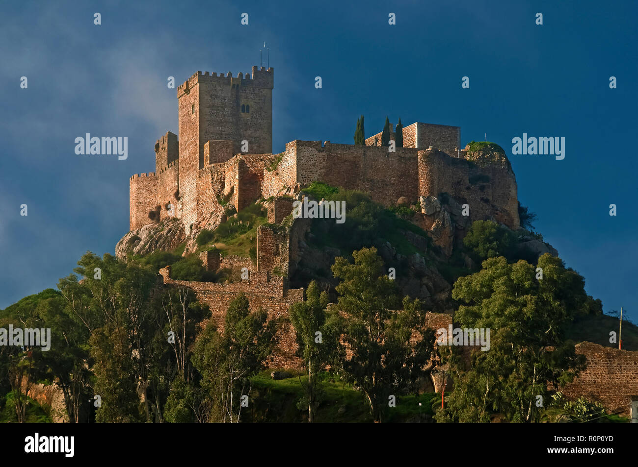 Das Schloss von der Mond des 13. Jahrhunderts - und Nebel, Alburquerque, Badajoz Provinz, Region Extremadura, Spanien, Europa Stockfoto