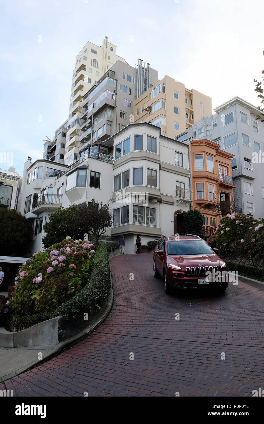 Auto fahren auf der Lombard Street, San Francisco, Kalifornien, USA. Stockfoto