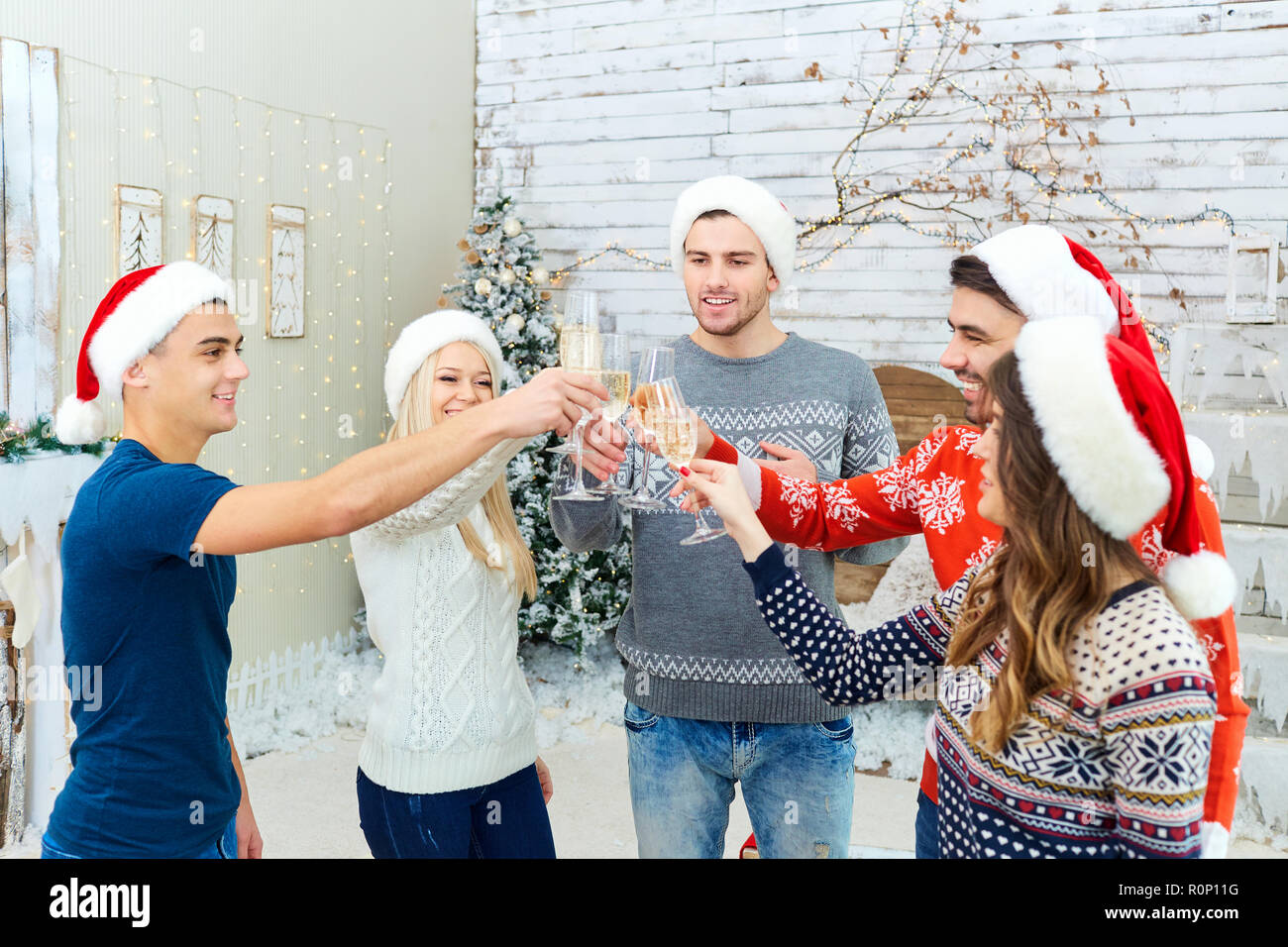 Eine Gruppe von Freunden mit Geschenken an einer Weihnachtsfeier Stockfoto