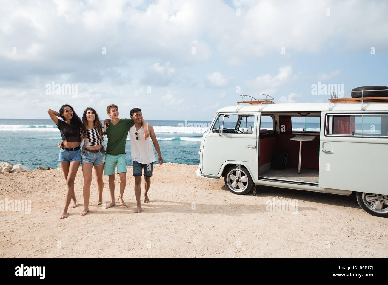 Das Zusammensein mit Freunden und zu Fuß auf den Strand Stockfoto