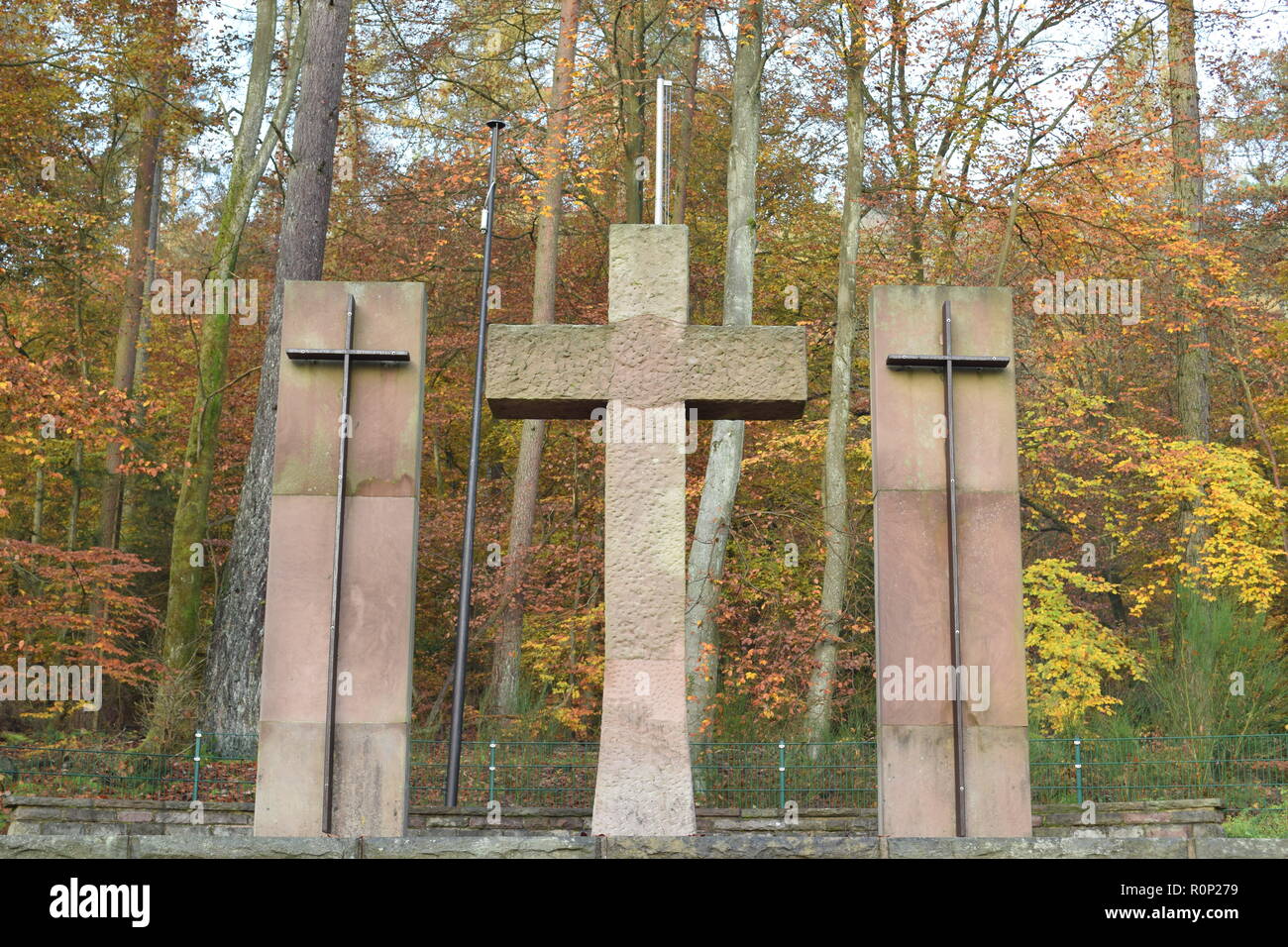 Blick auf den Sand Stein Kreuz von Opfern im Wald Friedhof von einem Deutschen Zweiten Weltkrieg Soldatenfriedhof in reimsbach an der Saar. Stockfoto