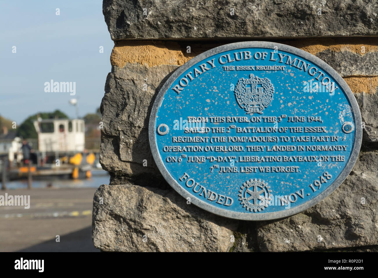 Blau Gedenktafel zur Erinnerung an die Essex Regiment und ihren Teil auf D-Tag in WW2 am Hafen Lymington Lymington, Hampshire, Großbritannien Stockfoto