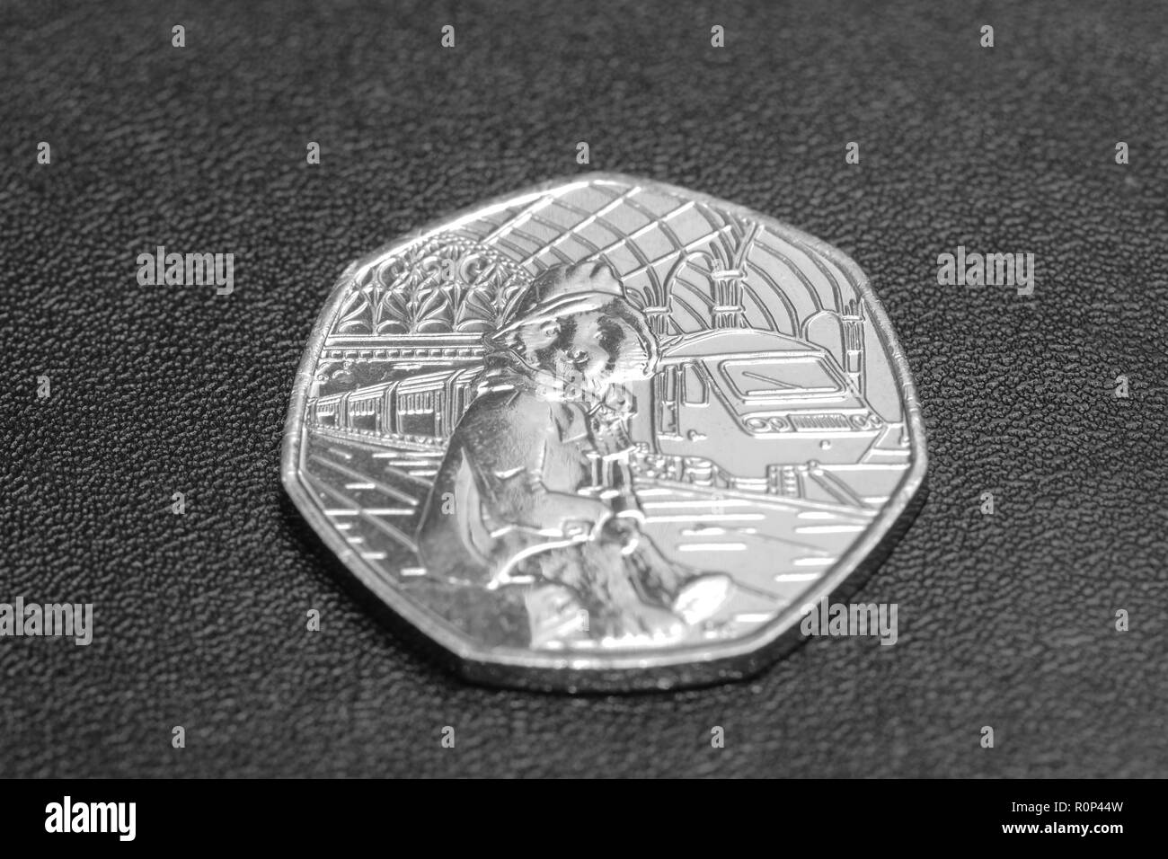 Ein 2018 Royal Mint Paddington Bear 50 Pence Münze. Stockfoto