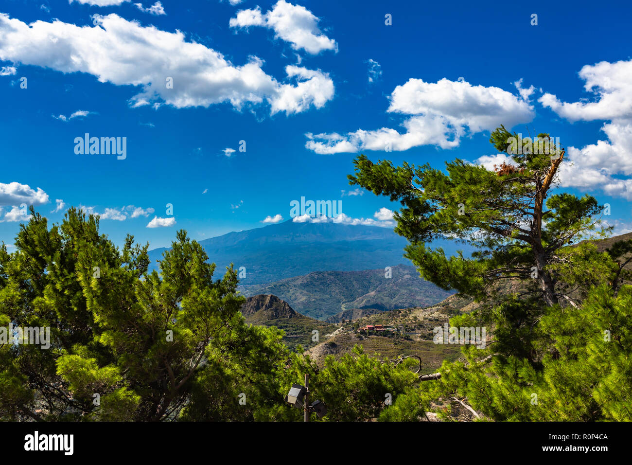 Der Blick aus dem kleinen Dorf Castelmola am Berg oberhalb von Taormina, mit Blick auf das Mittelmeer und die Skyline von Taormina. Stockfoto