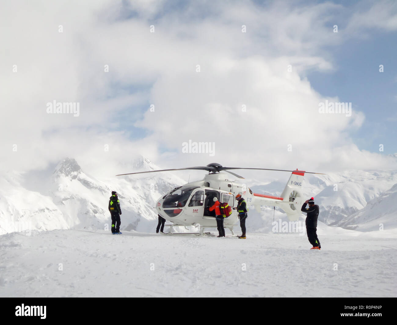 Rettungsaktion mit Hubschrauber auf eine Skipiste im Skigebiet von Tignes, die Alpen, Frankreich Stockfoto