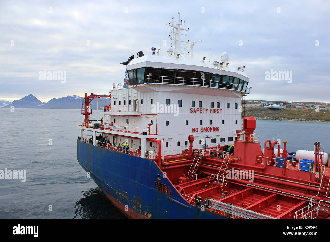 Kitikmeot W, ein Öltankschiff, dass Kraftstoff zu nördlichen Gemeinden in Baffin Island, Kanada einschließlich Pond Inlet liefert ab CCGS Amundsen gesehen Stockfoto