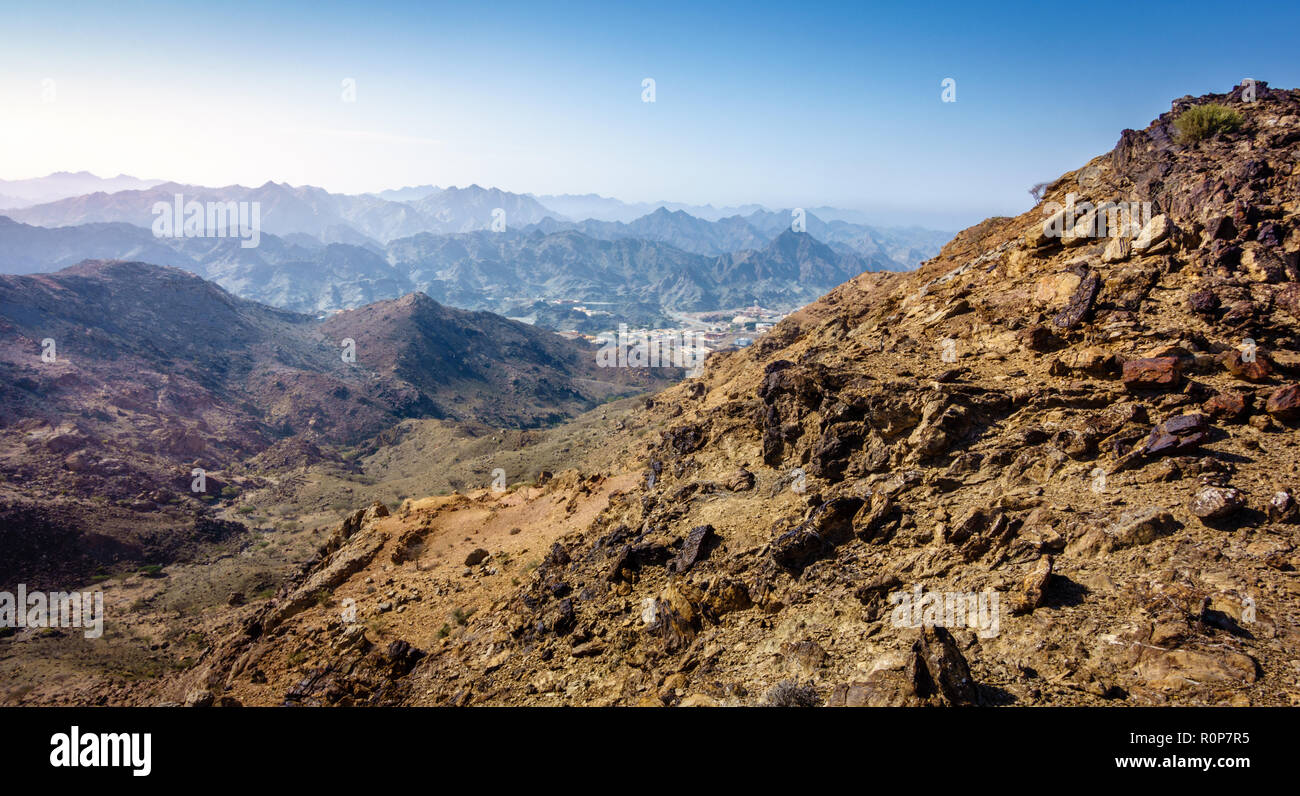 Aussichtspunkt von Al Hajar Berge im Emirat Fujairah, VAE und einem Dorf in einem Tal Stockfoto