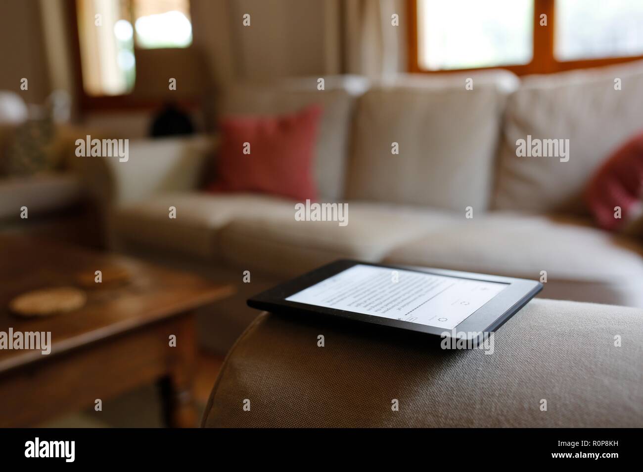 Ebook Kindle liegend auf dem Sofa arm ohne Menschen Stockfoto