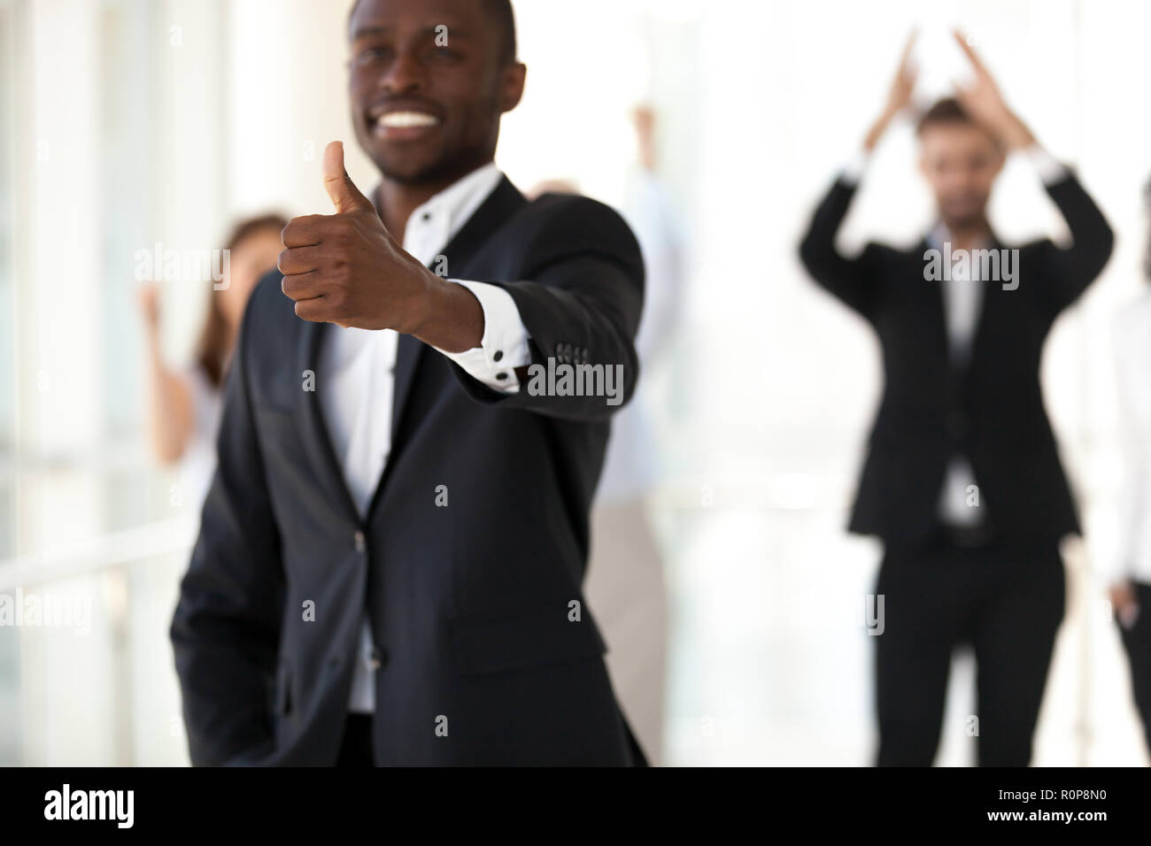 Aufgeregt schwarz Mitarbeiter zeigen Daumen nach oben Geste während teambuildin Stockfoto