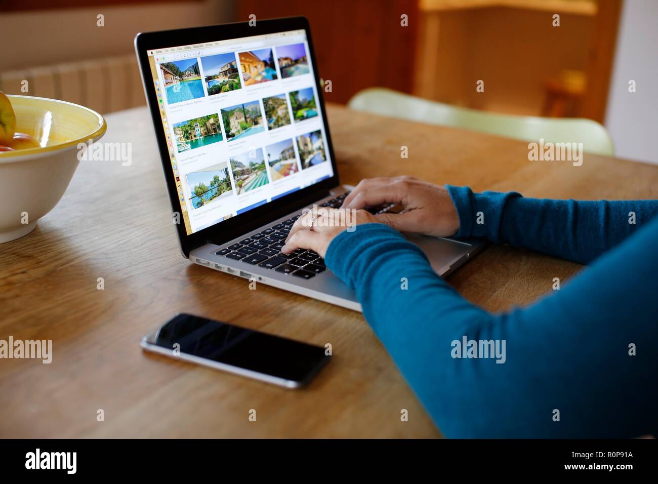 Die Frau Hände arbeiten von zu Hause aus Tippen auf Laptop Stockfoto