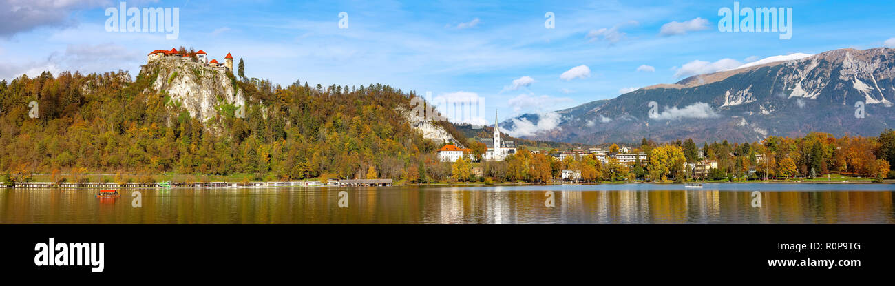 Der See von Bled in Slowenien Panorama mit Burg, die Stadt und die Bäume im Herbst in den Julischen Alpen Berge Stockfoto