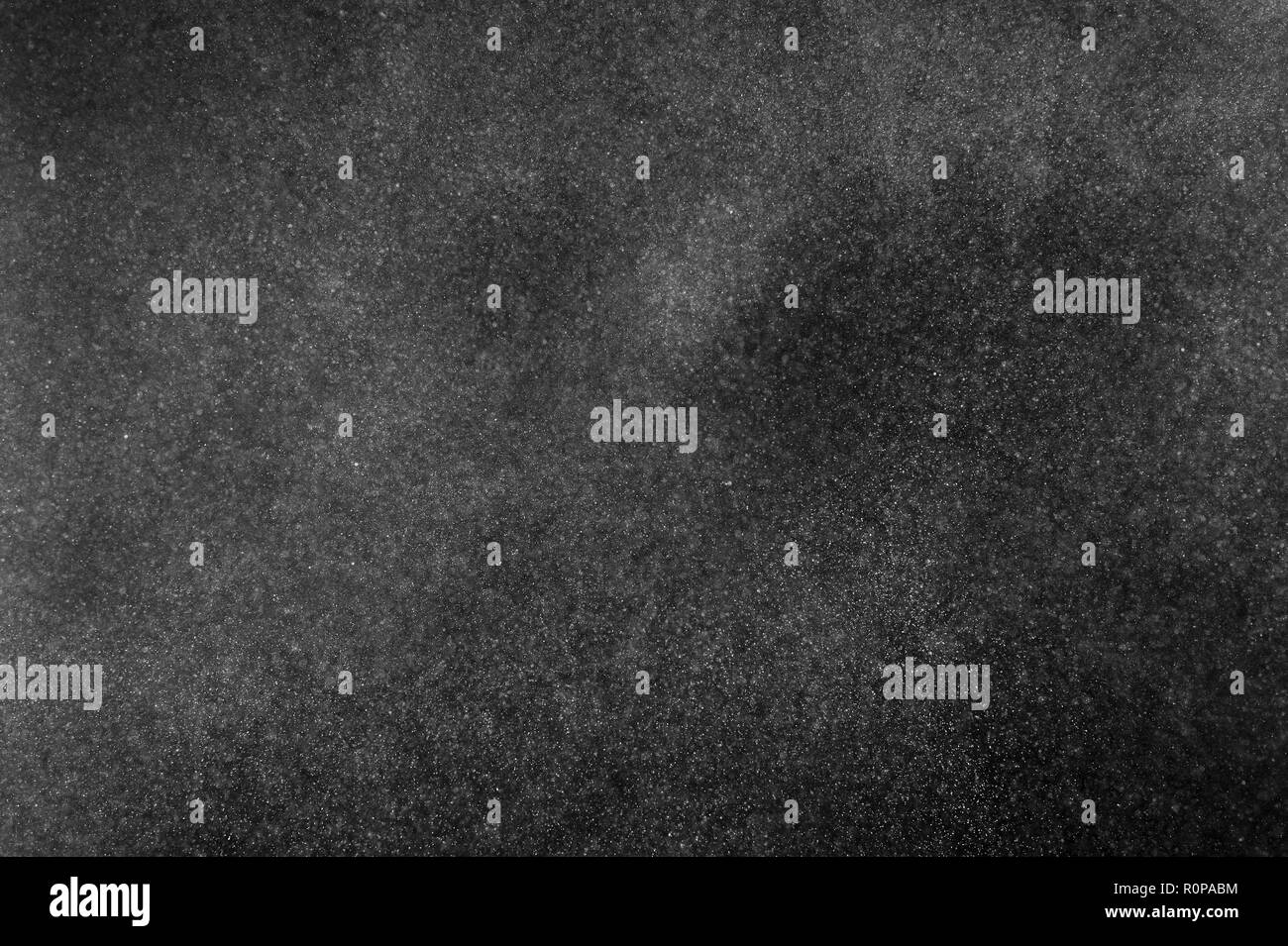 Weißes Pulver Explosion auf schwarzen Hintergrund. Abstrakte weißen Staub Textur. Stockfoto