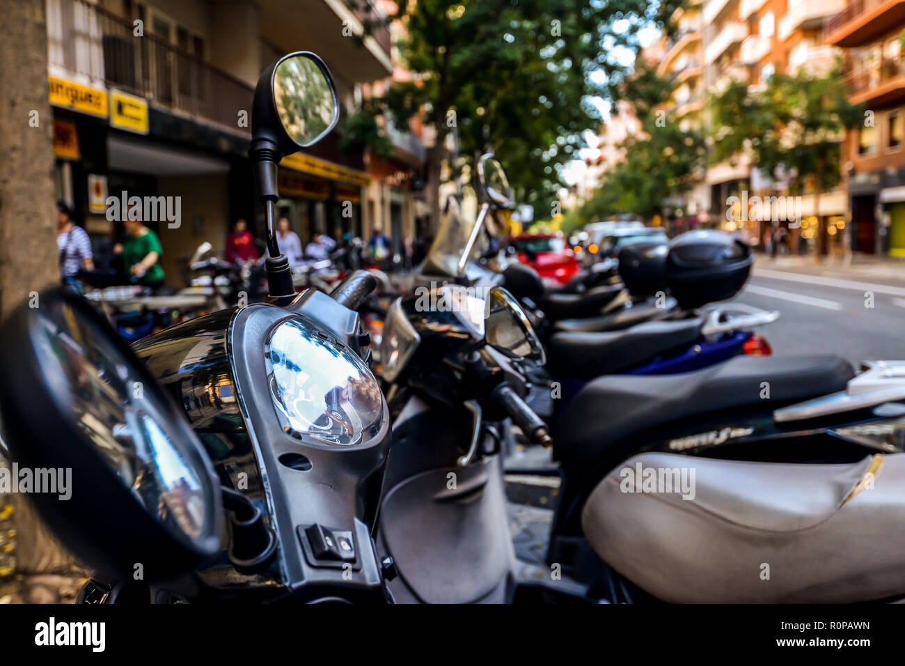 Barcelona/Spanien - 11/6/18 - Motorroller bis in der Straße in Barcelona - Spanien Stockfoto