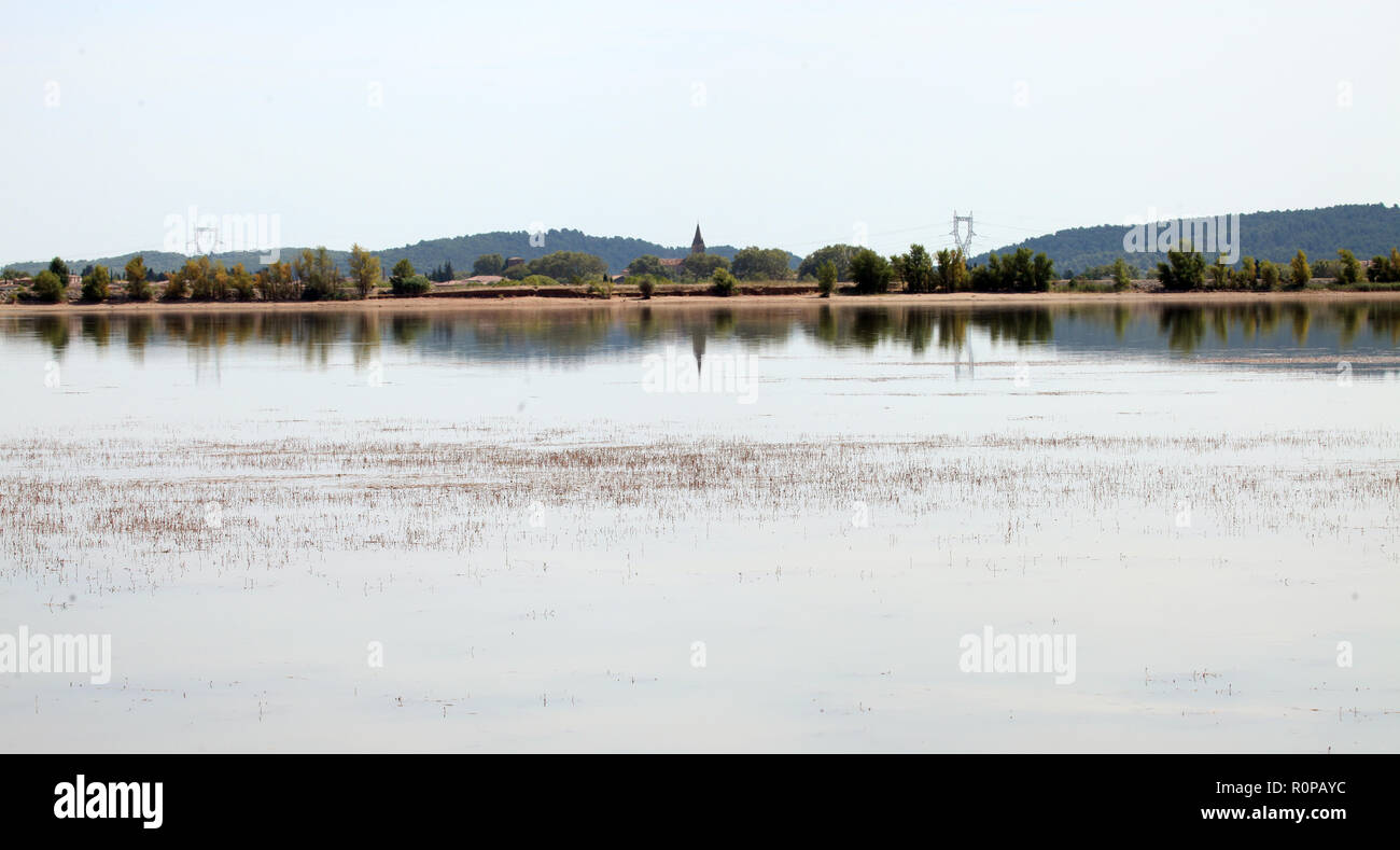 See Reflexionen, Lac de Jouarres, Aude, Frankreich Stockfoto