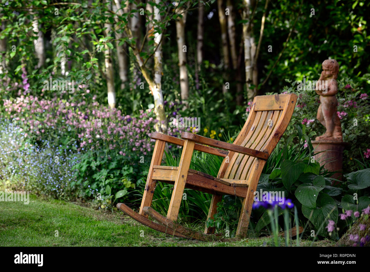 garden rocking chair stockfotos und bilder kaufen  alamy