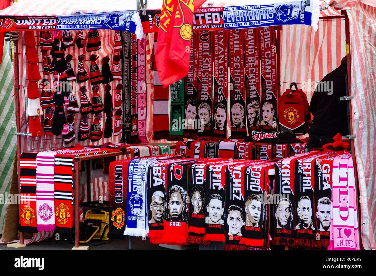 Scalf Verkäufer am Spieltag außerhalb von Old Trafford Football Ground. Startseite des Manchester United Football Club. Stockfoto